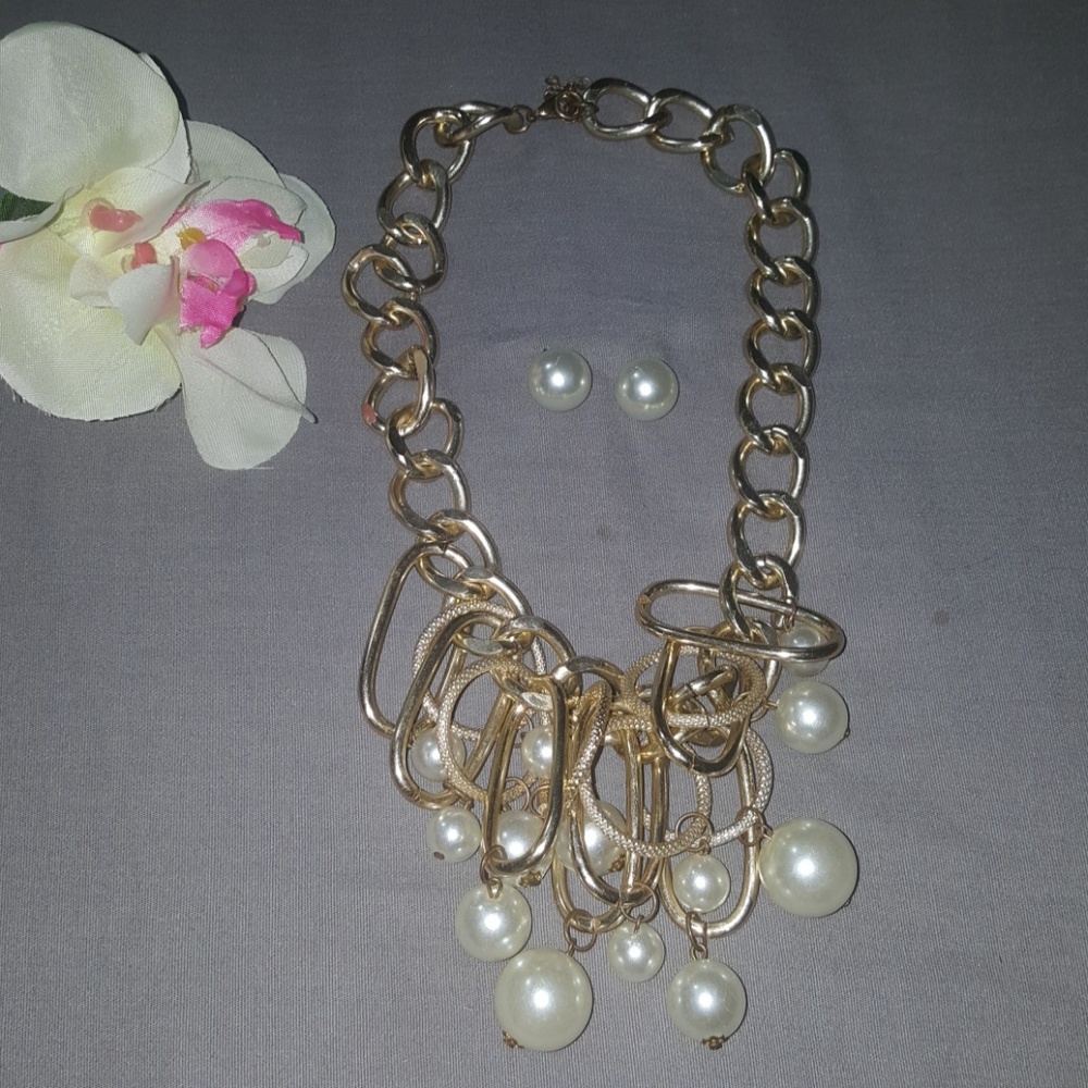 Necklace with earrings.